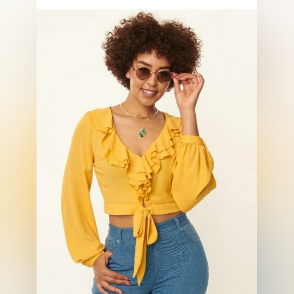 Unique Vintage 2x  yellow ruffle collar tie crop top.